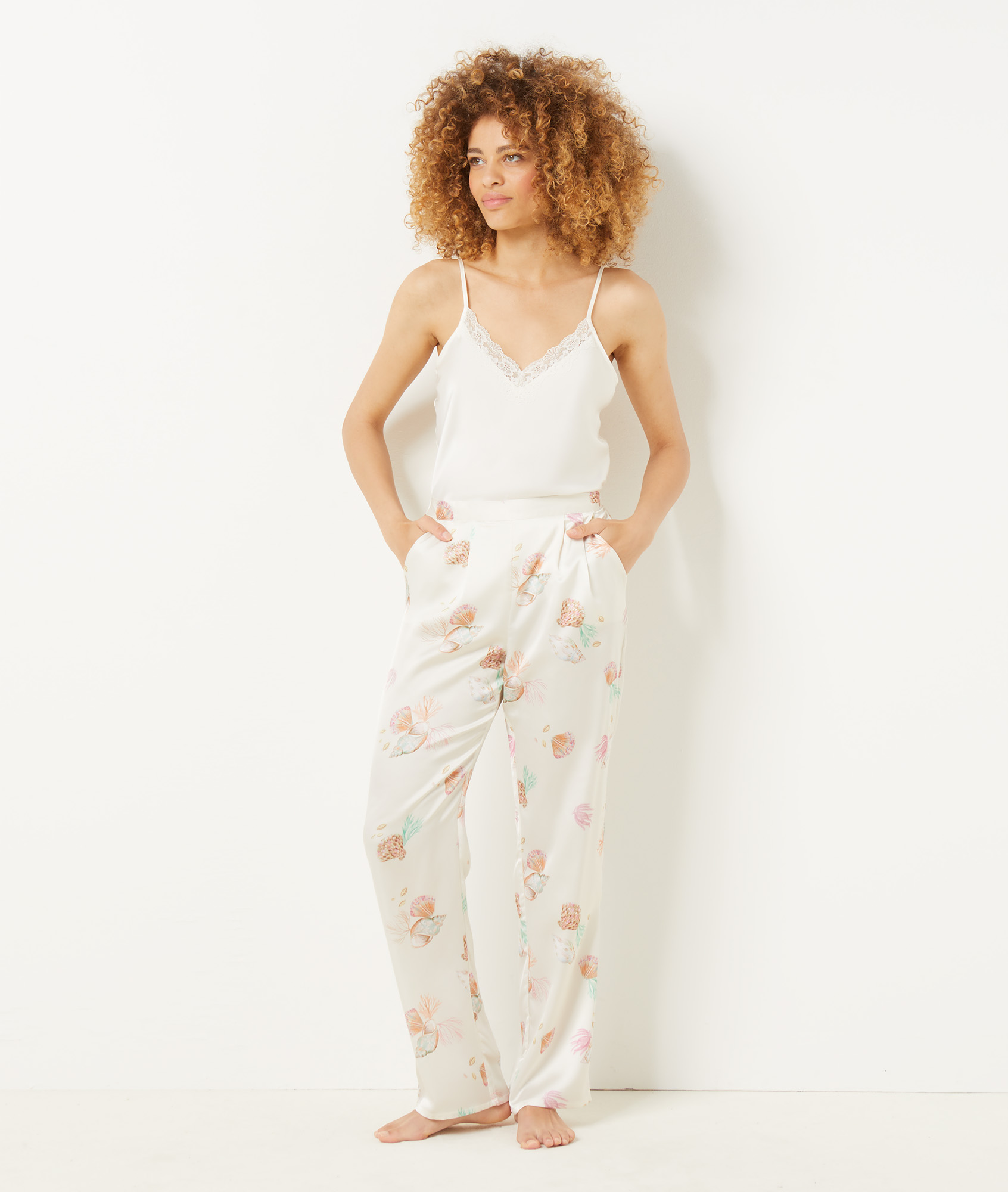 Pantalon de pyjama satiné coupe évasée