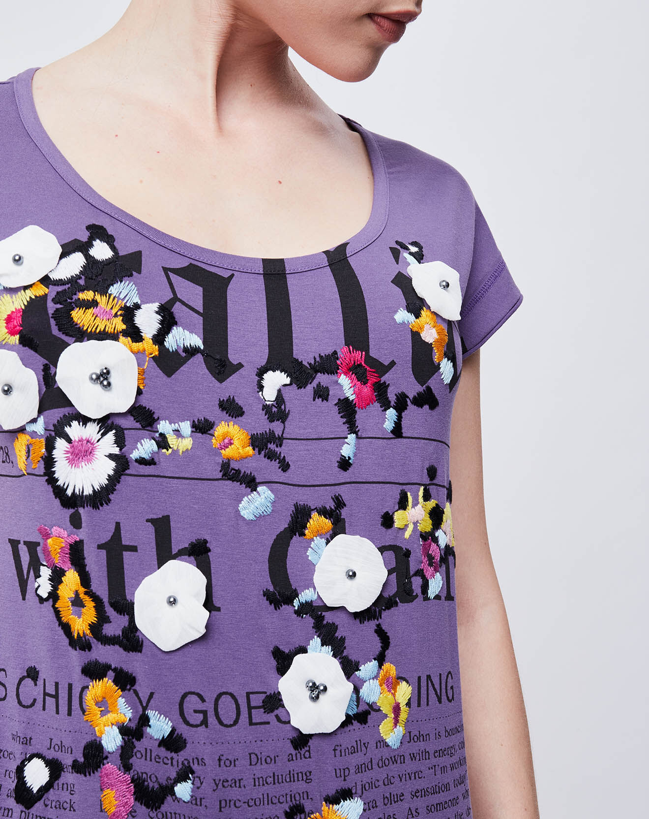 John Galliano T-Shirt imprimé Gazette avec broderies et perles violet/multicolore
