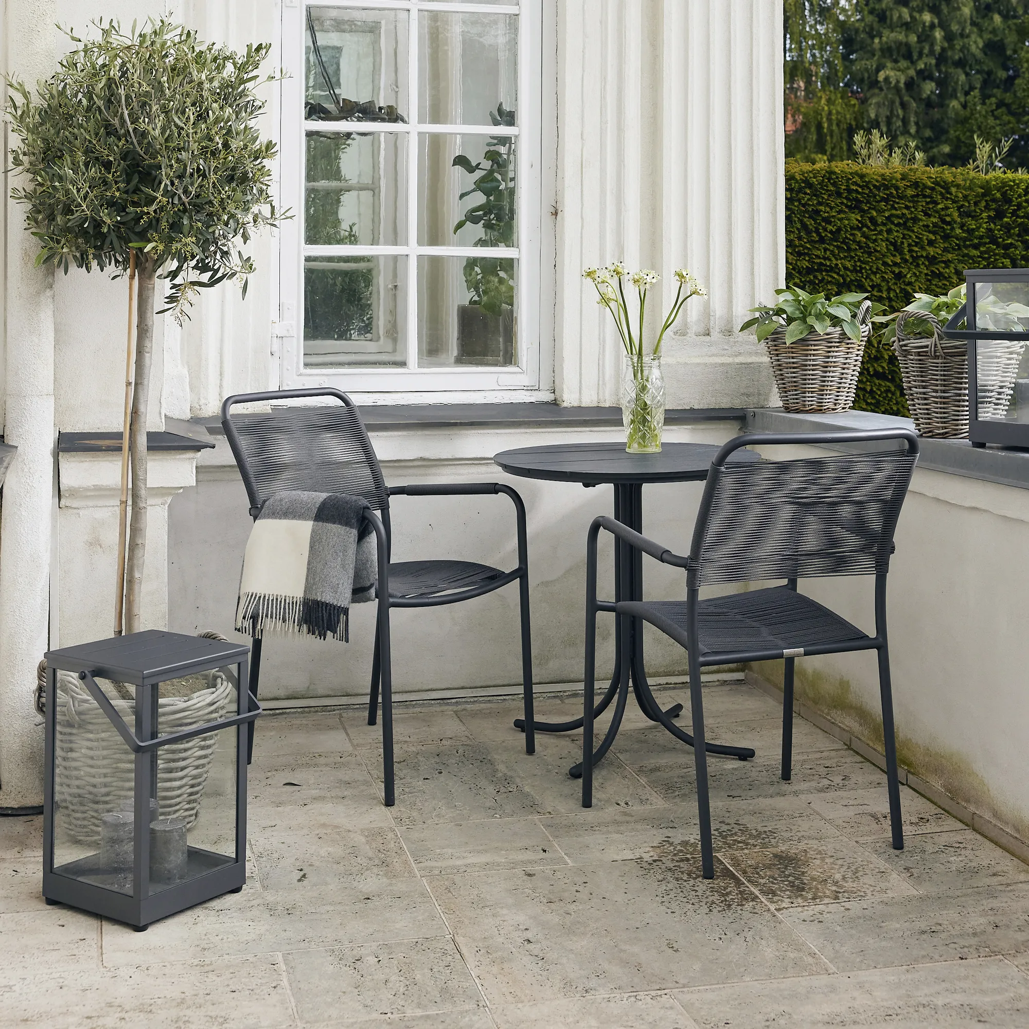 Mandalay Pure Cafésæt - 1 bord og 2 stole