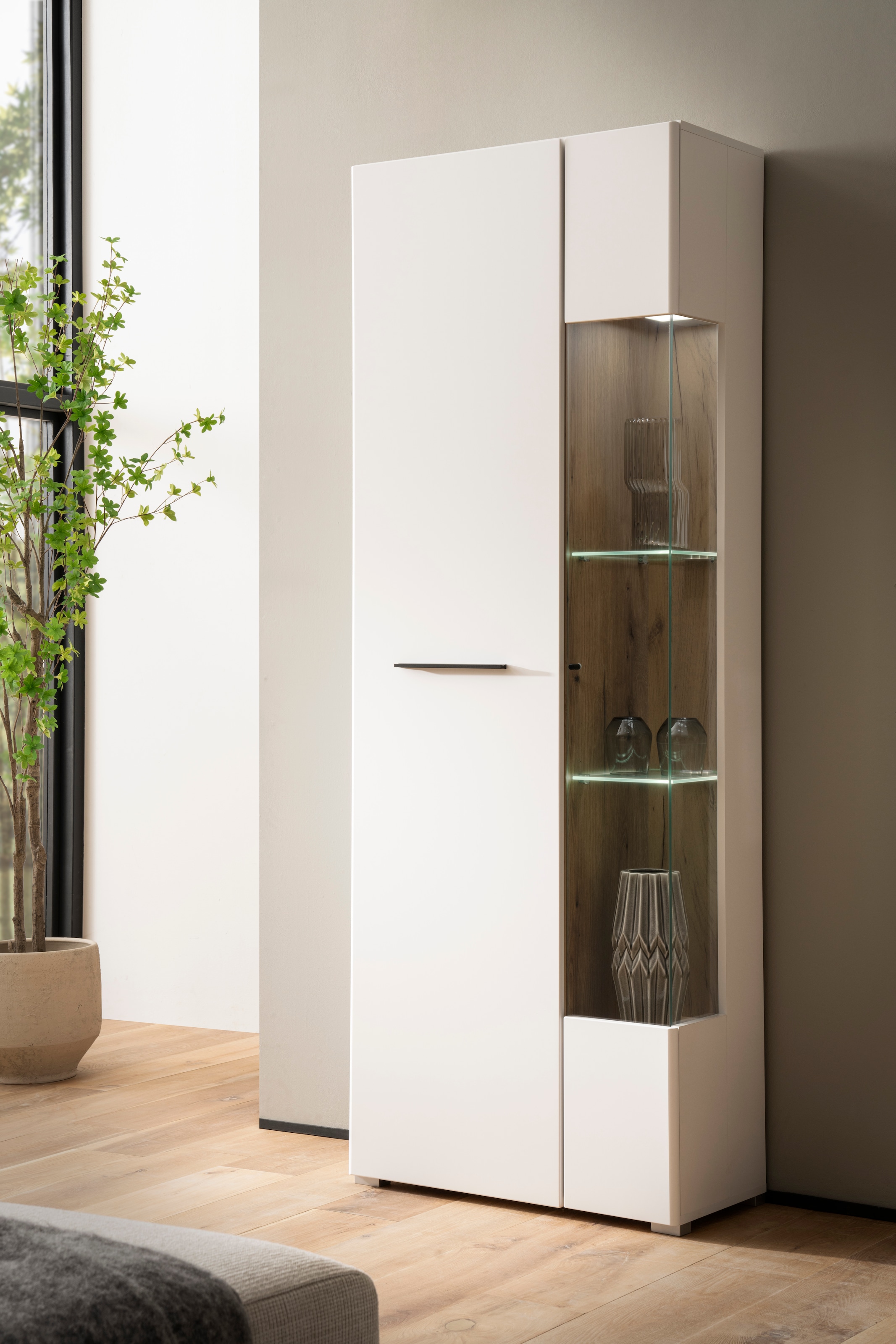 INOSIGN Vitrine »Salerno Hochschrank, Glasvitrine, Weiss mit Eiche Evoke Dekor, modern.« Metallgriffe, ausreichend Stauraum, vielseitig einsetzbar, 72 cm breit