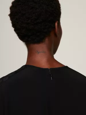 Vestido curto de renda com modelagem evasê e caimento solto