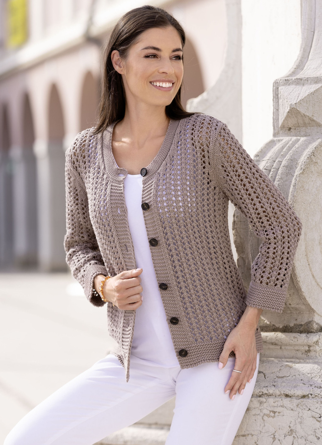 Strickjacke in Netzoptik