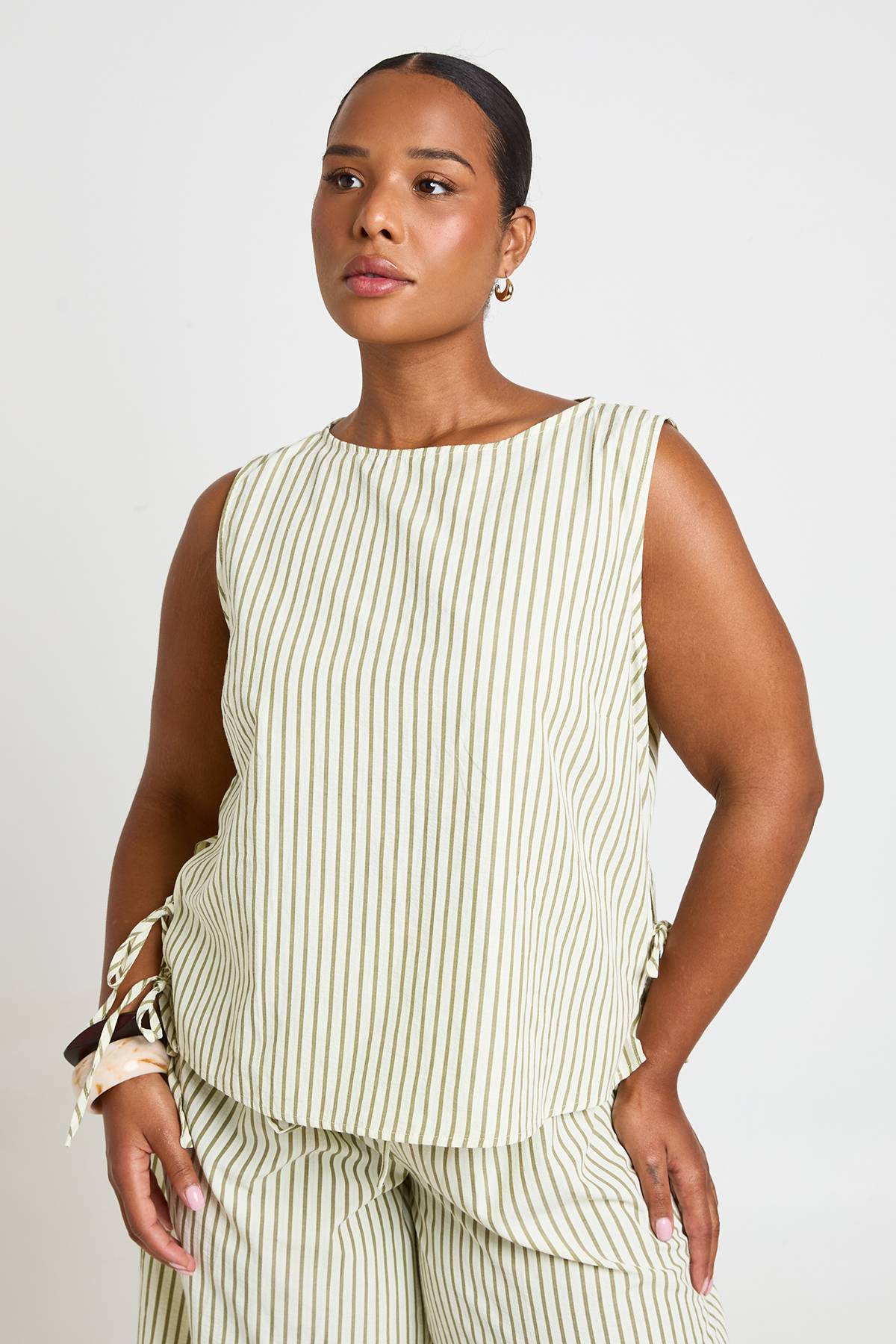 boohoo Haut Grande Taille À Encolure Carrée Et Rayures Avec Liens Latéraux