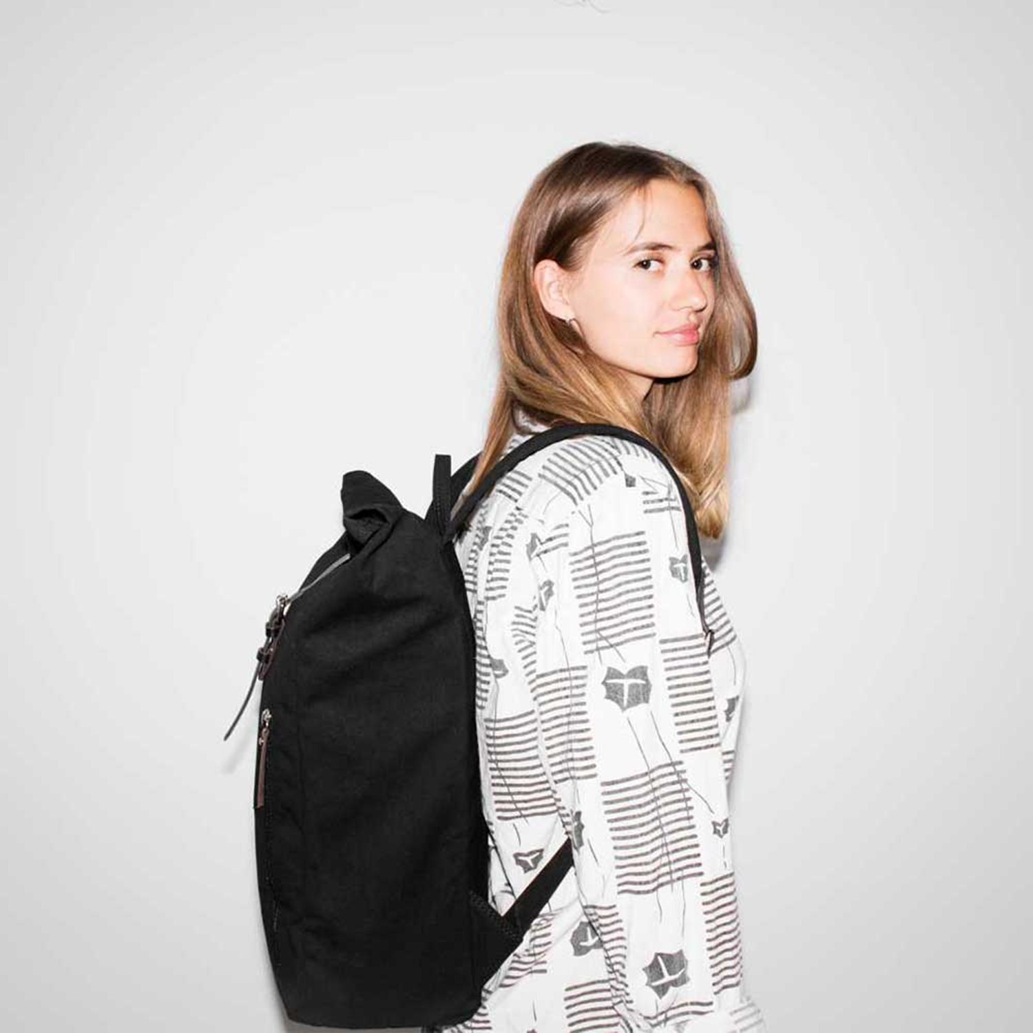 Sandqvist Dante Vegan black with black webbing