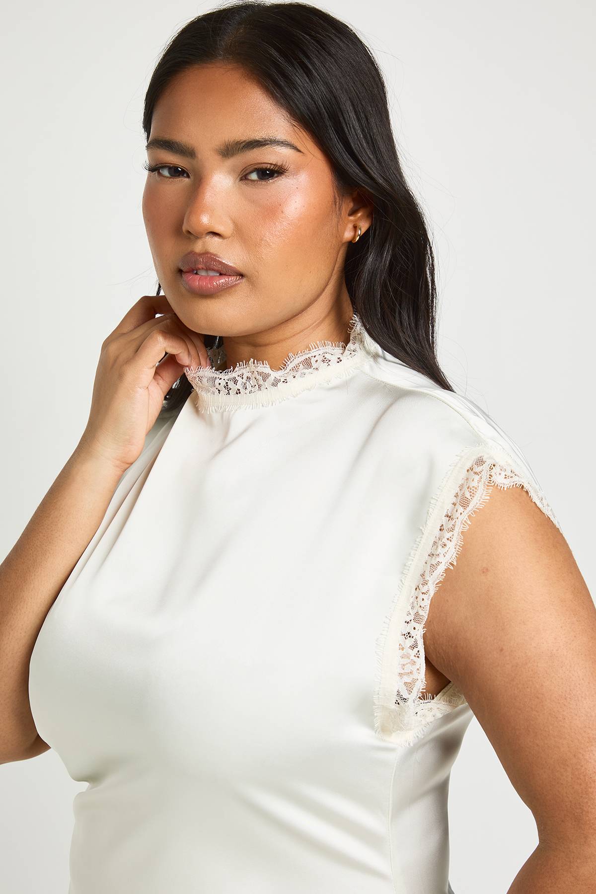 boohoo Robe Longue Satinée Grande Taille Col Montant Avec Finitions En Dentelle