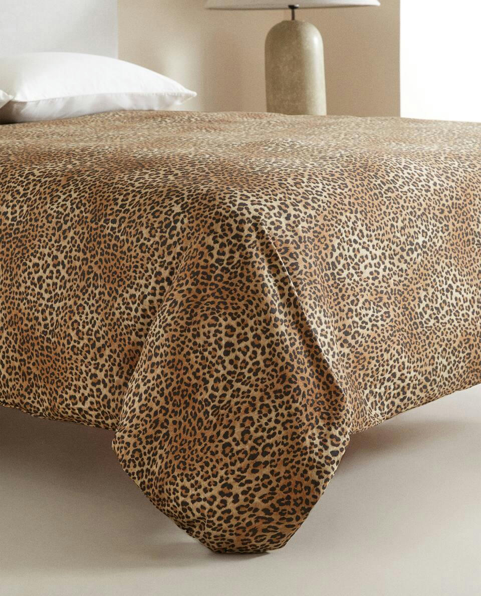 CAPA DE EDREDOM EM CETIM COM ESTAMPA DE LEOPARDO