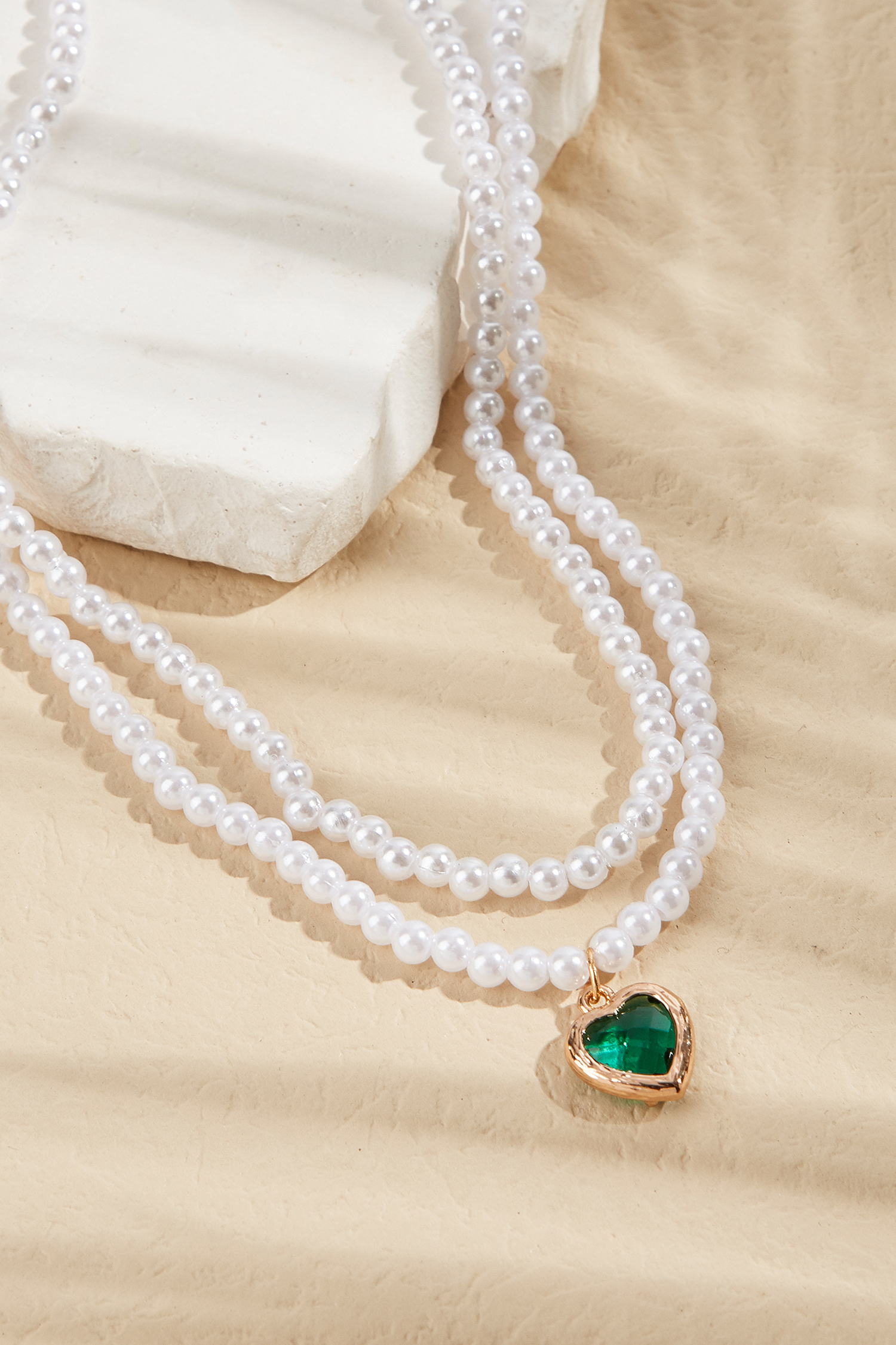 Collier de fausses perles et breloques en forme de cœur