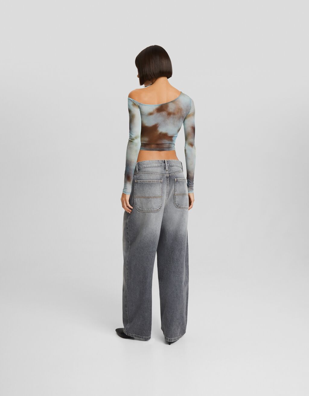 calça jeans estilo skater com efeito desbotado