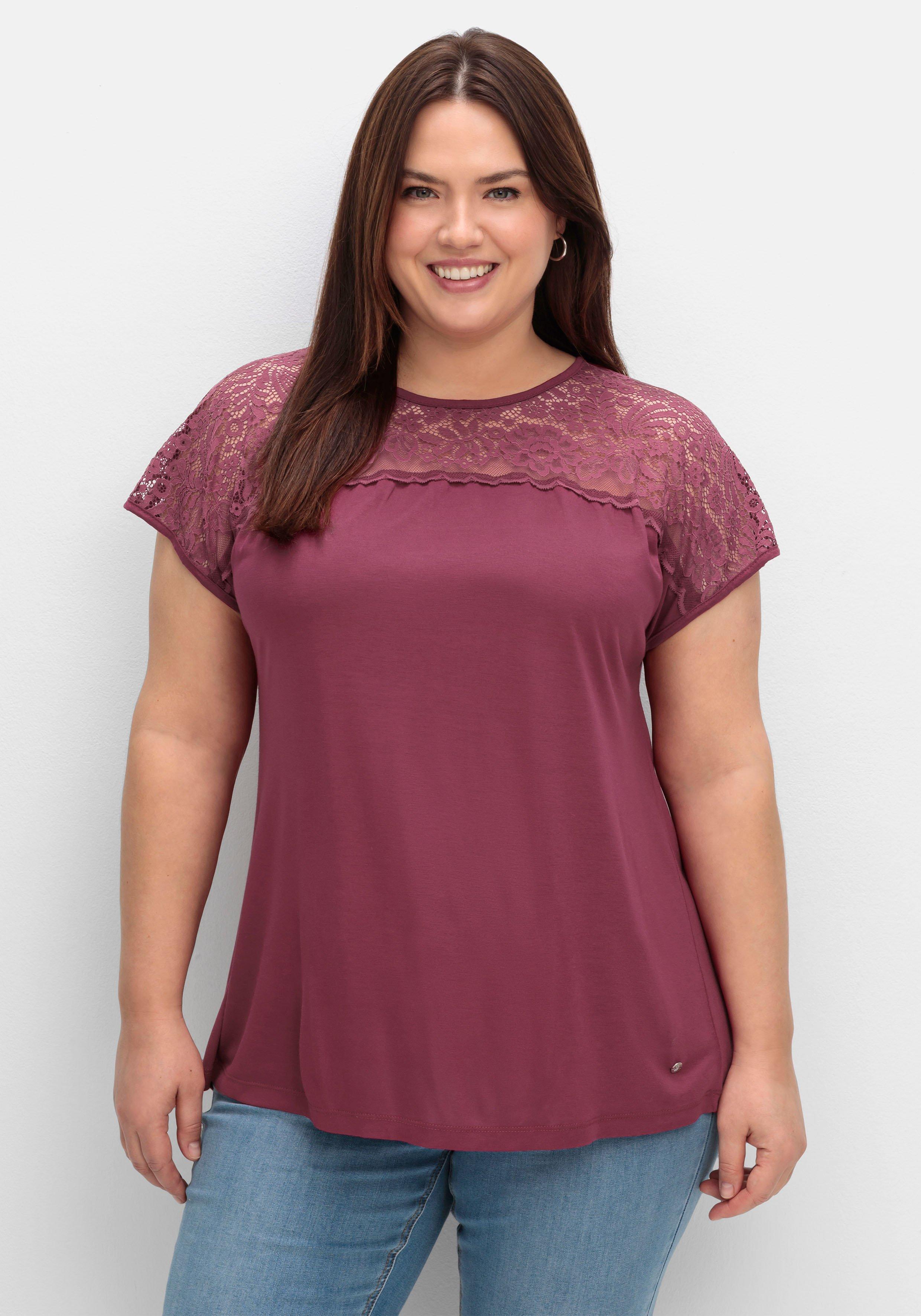 Shirt mit Spitzenpasse an der Schulterpartie
