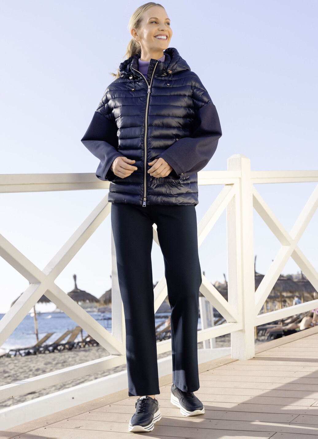 Jacke in trendaktuellem Materialmix