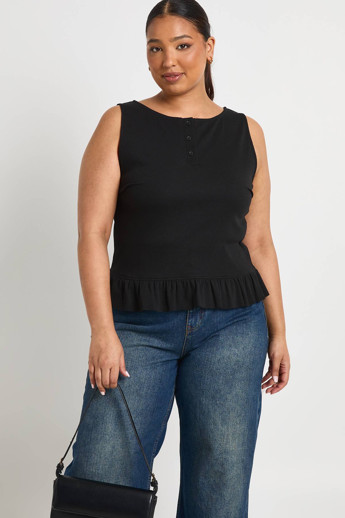 boohoo Haut grande taille à col boutonné et ourlet à volants