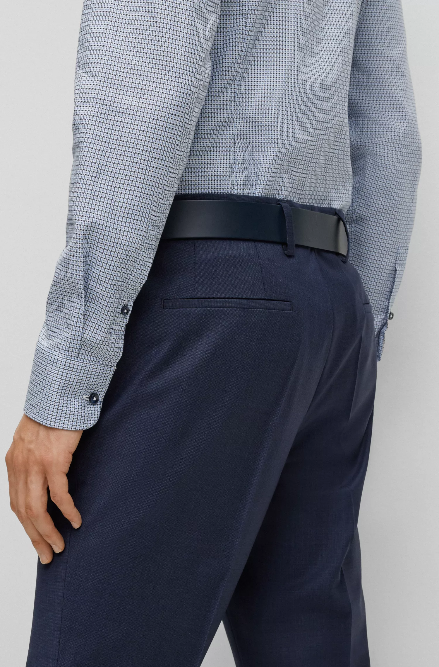 Camisa BOSS preta de corte slim, em algodão estruturado com elastano, fácil de passar.