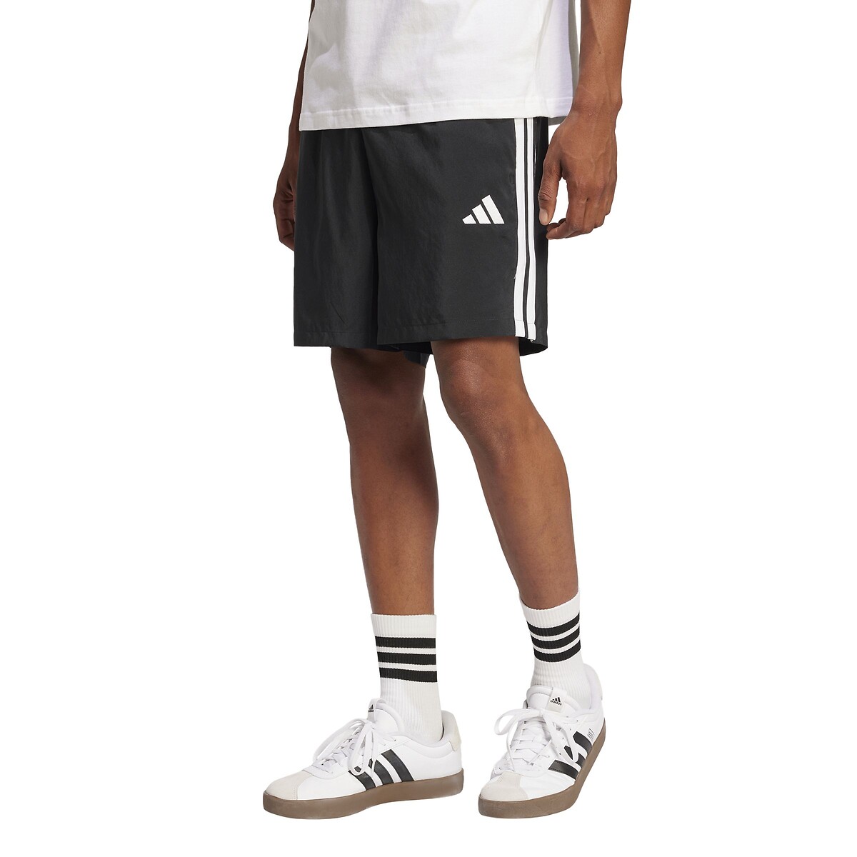ADIDAS ROUPAS ESPORTIVAS<br>Shorts Chelsea Essenciais com 3 listras