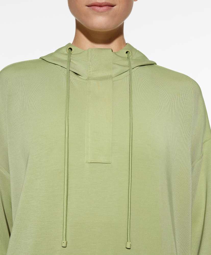Moletom oversized em modal com toque macio e zíper.